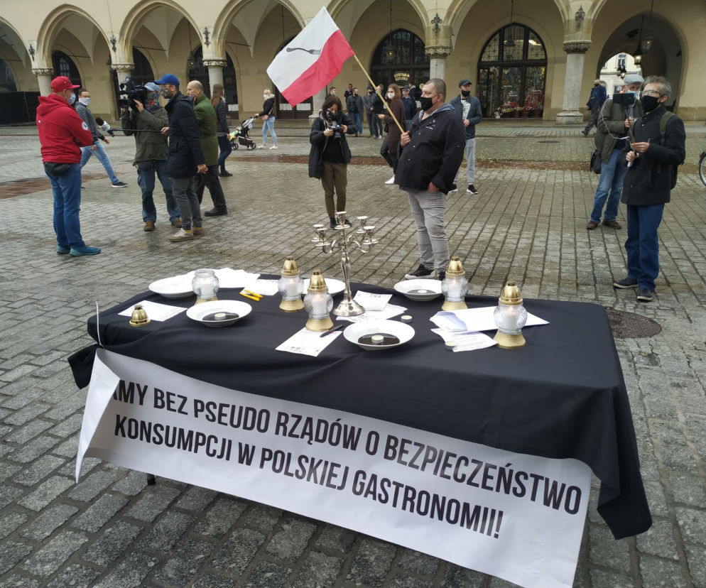 Czarna polewka dla rządu RP od pracowników krakowskiej gastronomii na Rynku Głównym