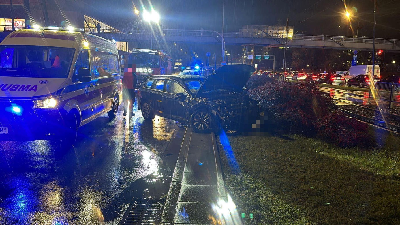 Karetka wioząca pacjenta zderzyła się z osobówką. Trzy osoby potrzebowały pomocy