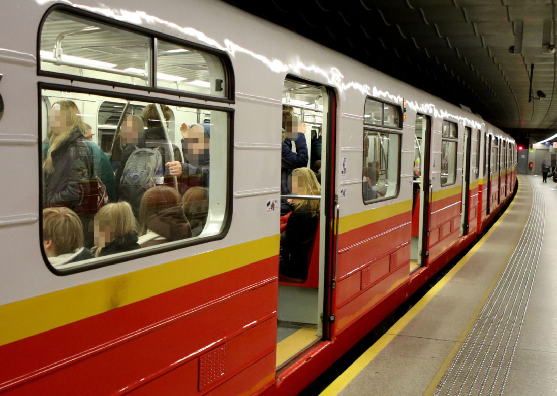  Kultowy pociąg metra ostatni raz pojechał w Warszawie. Co się z nim stanie?