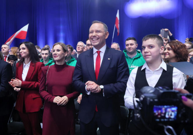 Marta Nawrocka w czerwieni