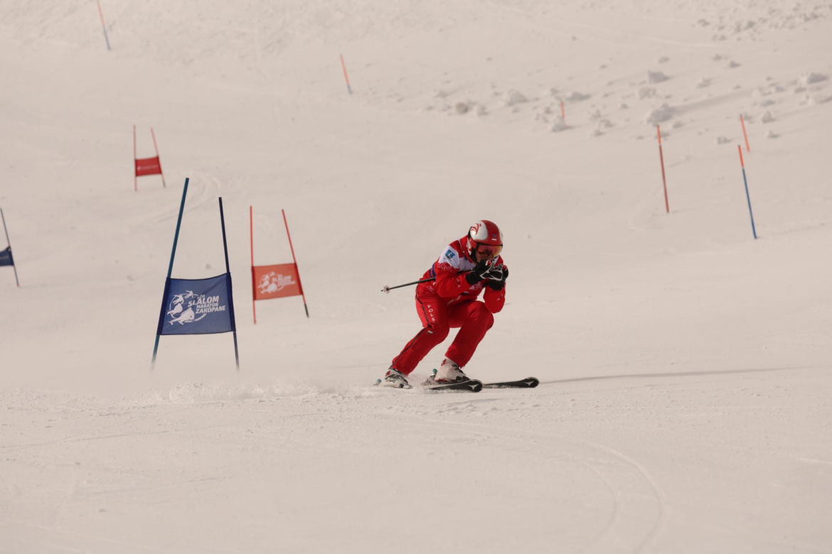 Prezydent Andrzej Duda podczas 10. edycji charytatywnych zawodów "12H Slalom Maraton Zakopane 2024" na Kasprowym Wierchu