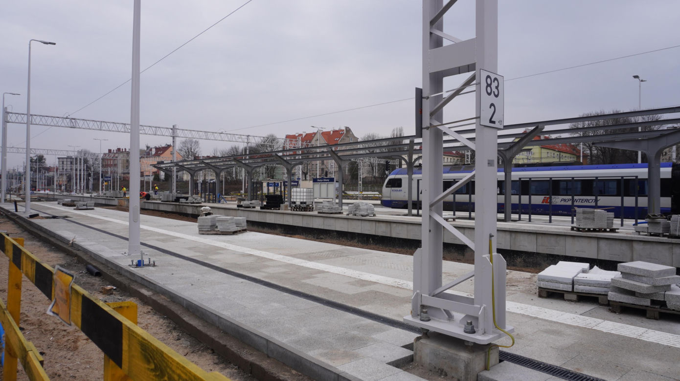 Dworzec Olsztyn Główny coraz bliżej. Postępują prace przy budynku oraz na peronach