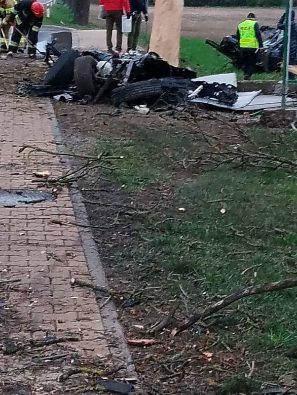 Bmw uderzyło w drzewo, przystanek i znowu w drzewo. Dwie osoby zginęły pod Kozienicami! 