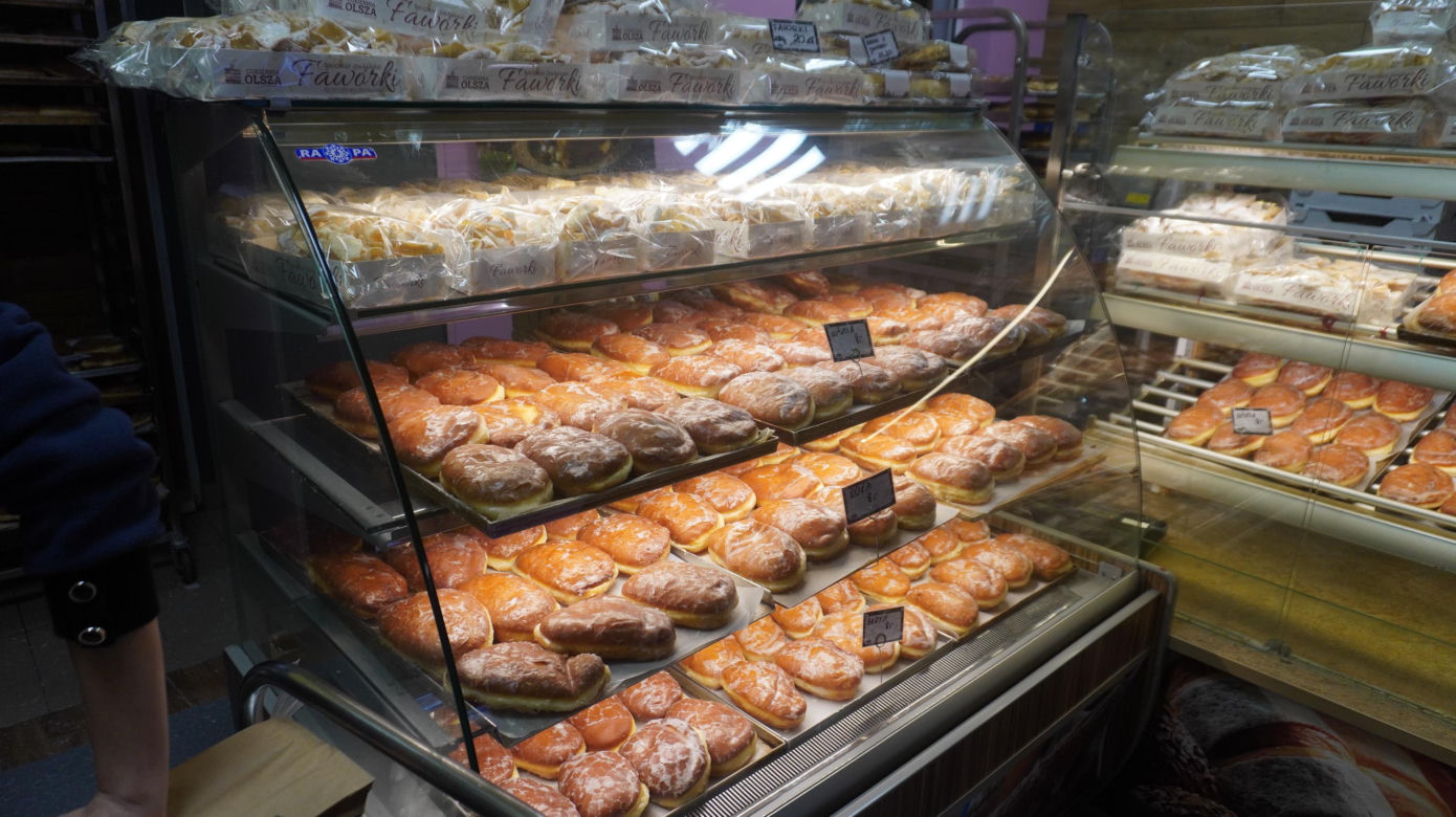 W Tłusty Czwartek w Olsztynie tłumy ustawiały się w kolejce po pączki rzemieślnicze [ZDJĘCIA]