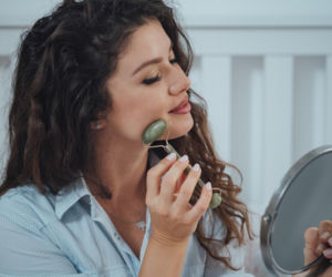 Masaż rollerem zdziała cuda, o ile nie popełniasz tego błędu. Sprawdź jak ujędrnić cerę w 5 minut