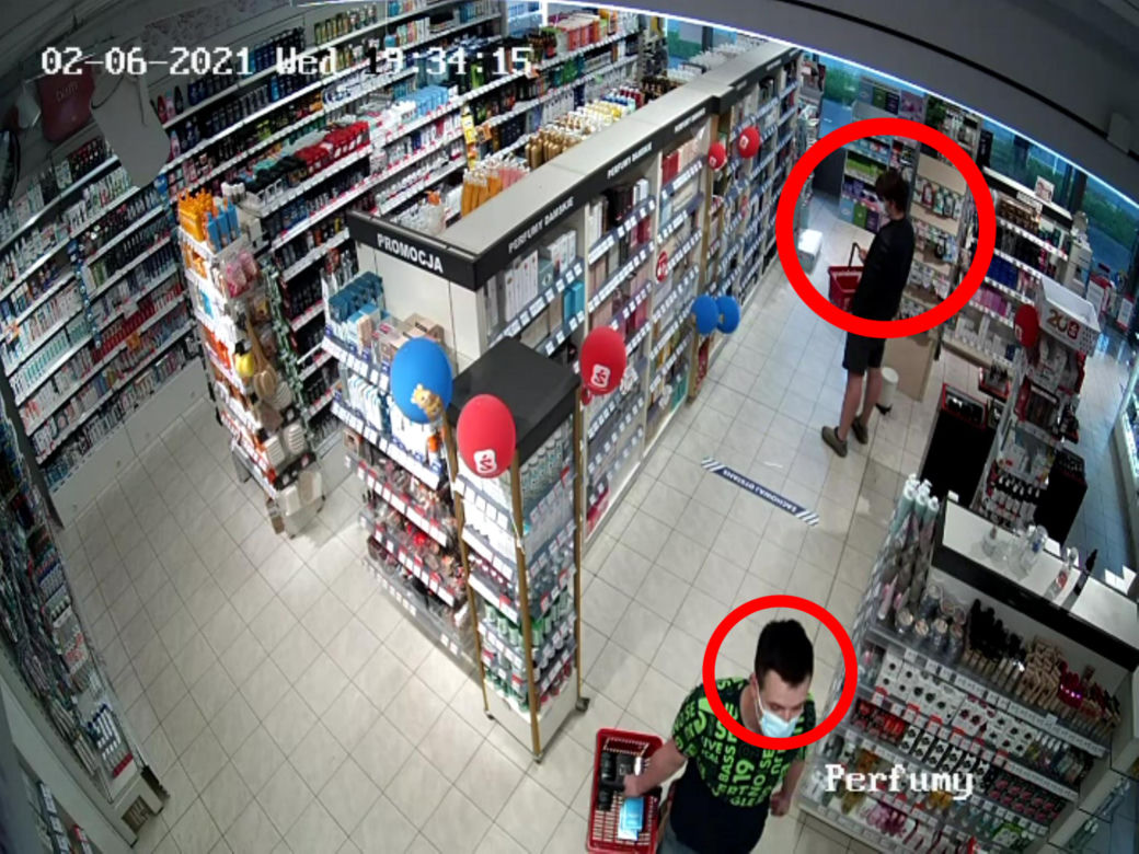 Okradli drogerię z bardzo drogich perfum. Szuka ich policja z Torunia