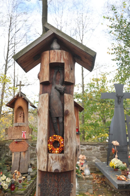 Drewniane rzeźbienia, góralskie korale, kolorowe ornamenty. Oto najpiękniejsze nagrobki na Podhalu