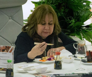 Daniel Olbrychski z żoną na Sushi, ona je on pije