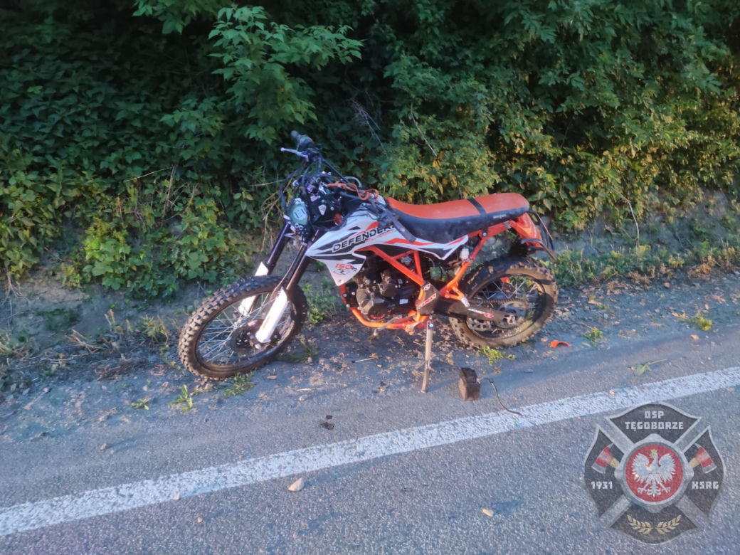 Młody motocyklista rozbił się przy Jeziorze Rożnowskim. Nie opanował swojej maszyny