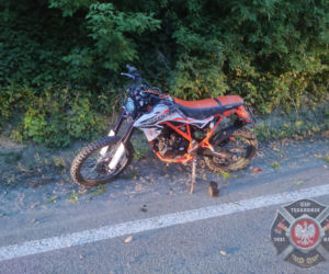 Młody motocyklista rozbił się przy Jeziorze Rożnowskim. Nie opanował swojej maszyny