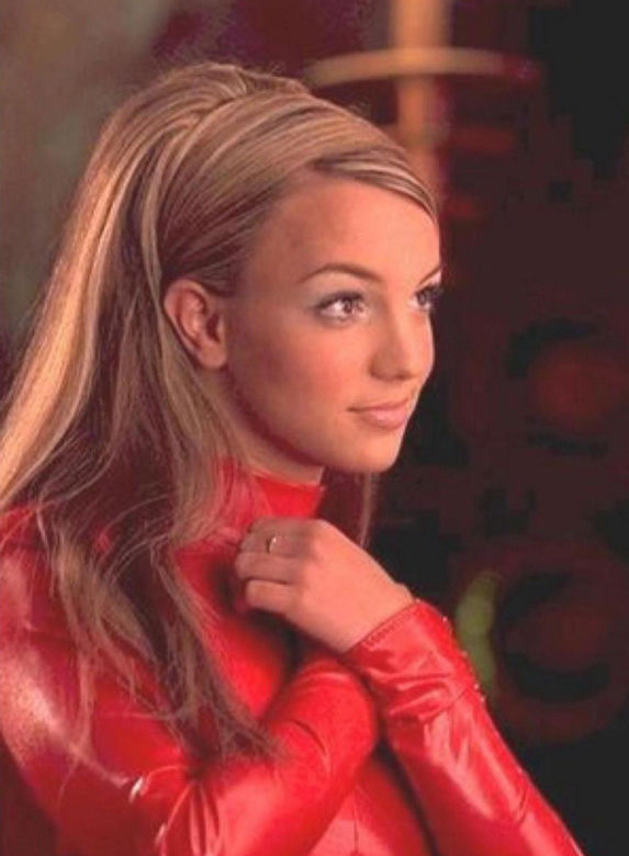 Julia Wieniawa, Britney Spears