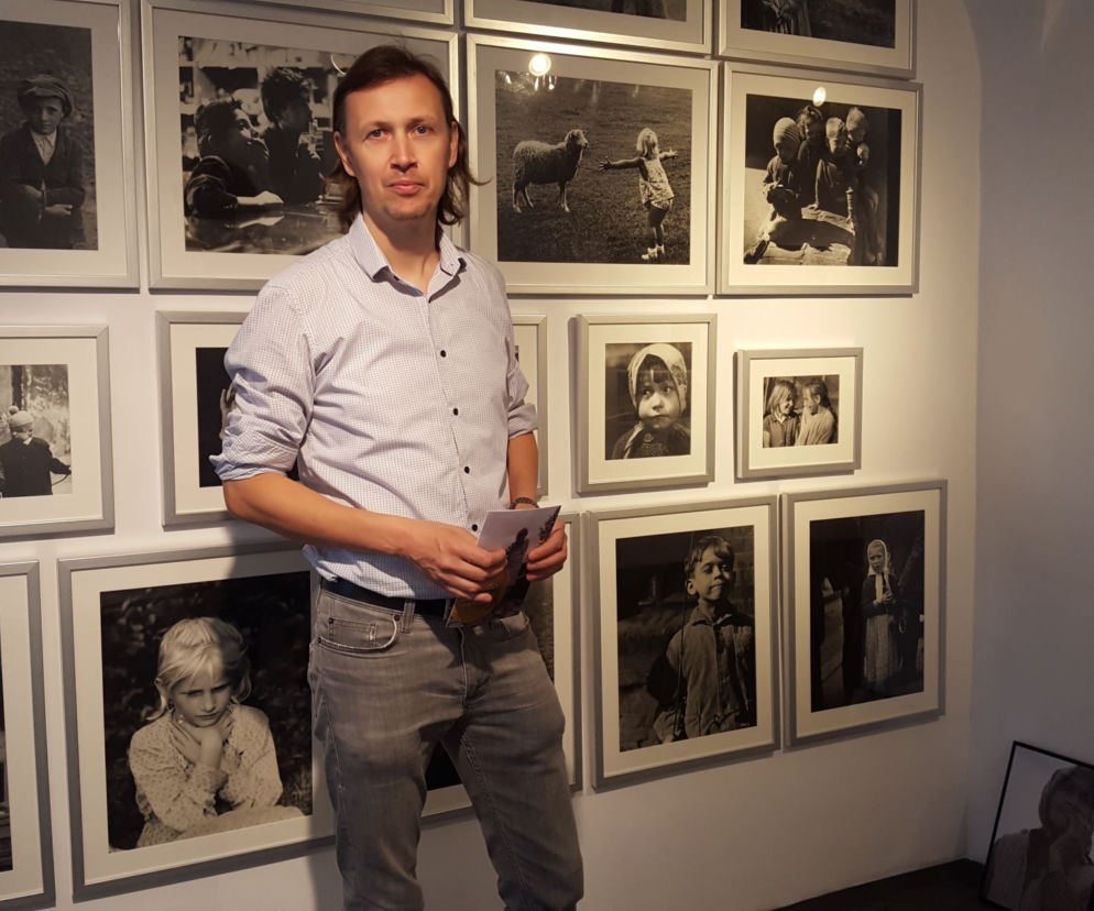 Ostatnie przygotowania do wystawy fotografii Zofii Rydet 