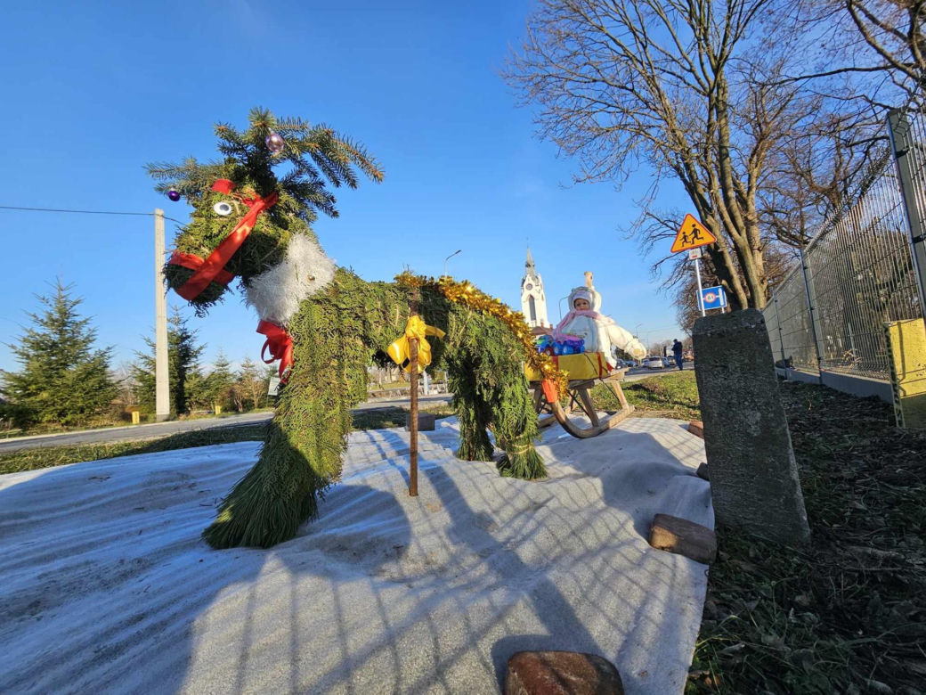 Mieszkańcy sami wykonują świąteczne ozdoby.