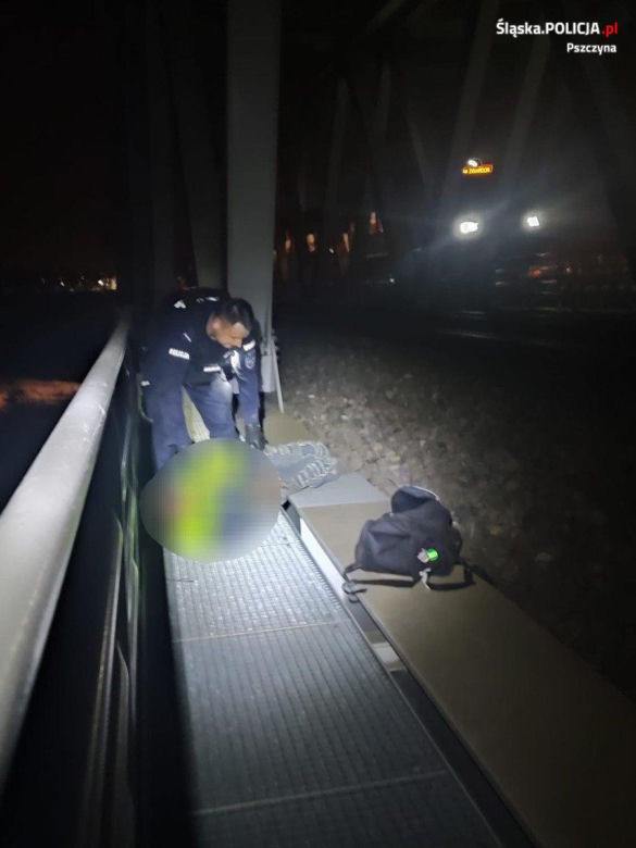 Pszczyńscy policjanci uratowali mężczyznę przed śmiercią na torach