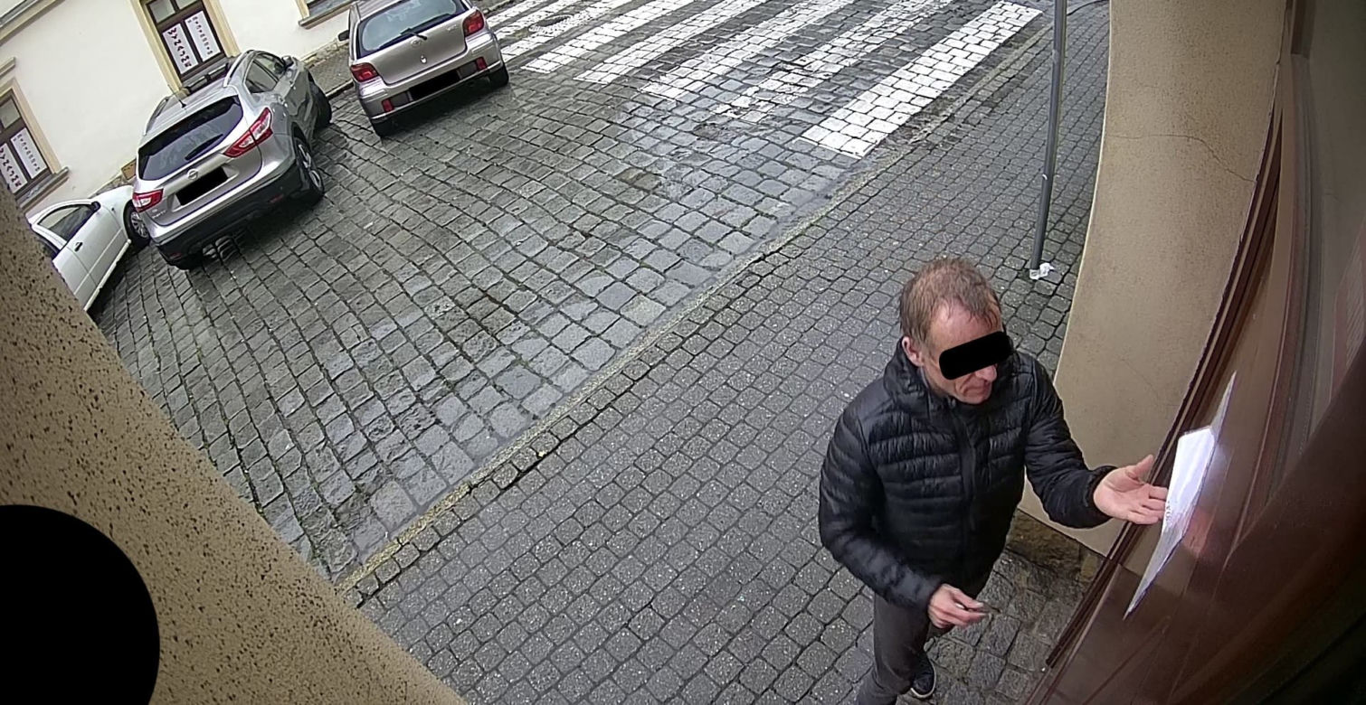 Partyzantka w Tarnowskich Górach. Mężczyzna bez maseczki zrywa kartki z komunikatami o zagrożeniu epidemicznym [ZDJĘCIA, WIDEO]