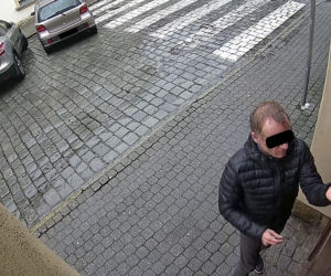Partyzantka w Tarnowskich Górach. Mężczyzna bez maseczki zrywa kartki z komunikatami o zagrożeniu epidemicznym [ZDJĘCIA, WIDEO]