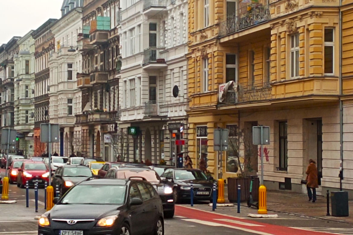 Odkryty fragment szyldu z czasów PRL