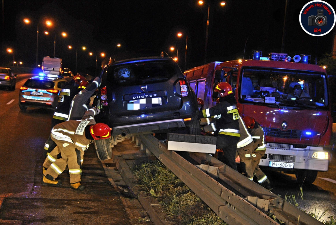 Dacia zawisła na barierach