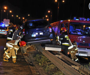 Dacia zawisła na barierach