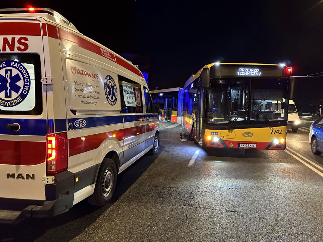 Autobus miejski huknął w 9-latka na rowerze. Chłopiec trafił do szpitala