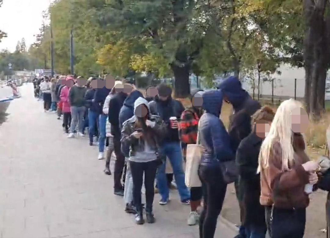 Gigantyczna kolejka przed lokalem wyborczym. "W kolejce uśmiechy, żarty i nowe znajomości sąsiedzkie"