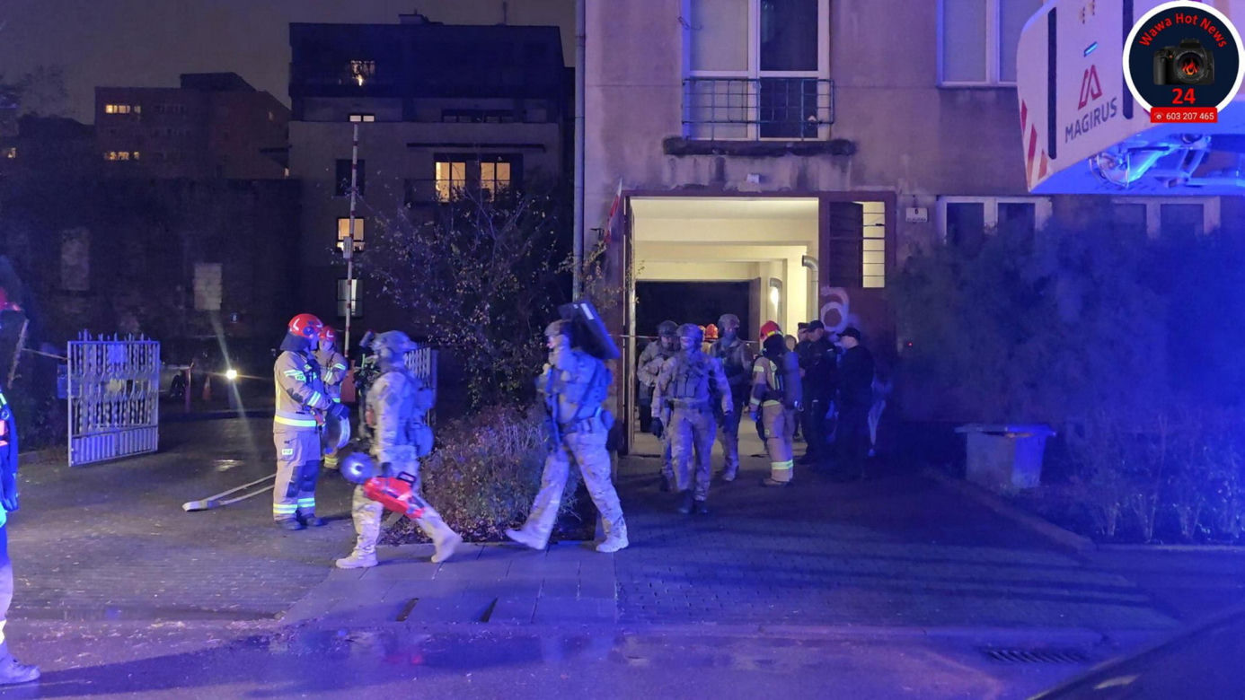 Furiat szalał na Mokotowie. Zrzucał meble na samochody
