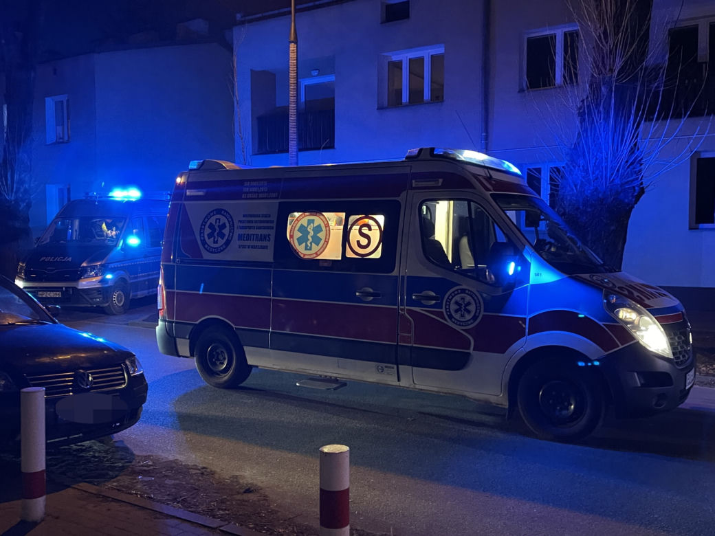 Wbili się czołowo w skodę, później uciekli. Szuka ich policja