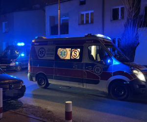 Wbili się czołowo w skodę, później uciekli. Szuka ich policja