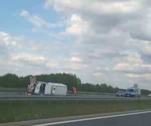 Wypadek na A4. W Terliczce bus wjechał w samochód GDDKiA. Są spore utrudnienia 