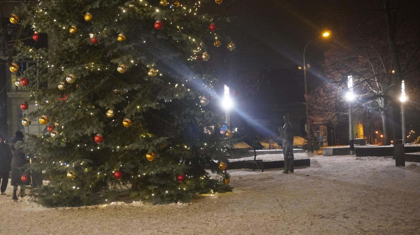 Świąteczne iluminacje w Olsztynie zachwycają. Prawdziwą „gwiazdą” jest choinka na starówce [ZDJĘCIA]