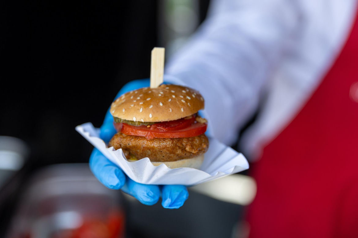 Marek Gróbarczyk serwuje burgery prosto z foodtracka 