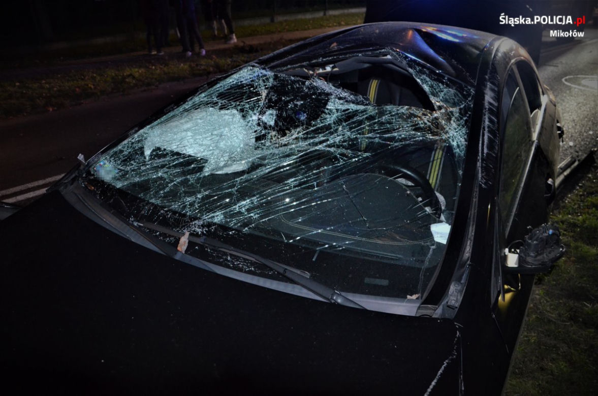 Mikołów: 20-latek rozbił mercedesa! W środku cztery osoby [ZDJĘCIA]