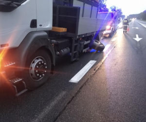 Wypadek na DK 10 w Solcu Kujawskim! Ciężarówka wypadła z drogi i uderzyła w drzewa [ZDJĘCIA]