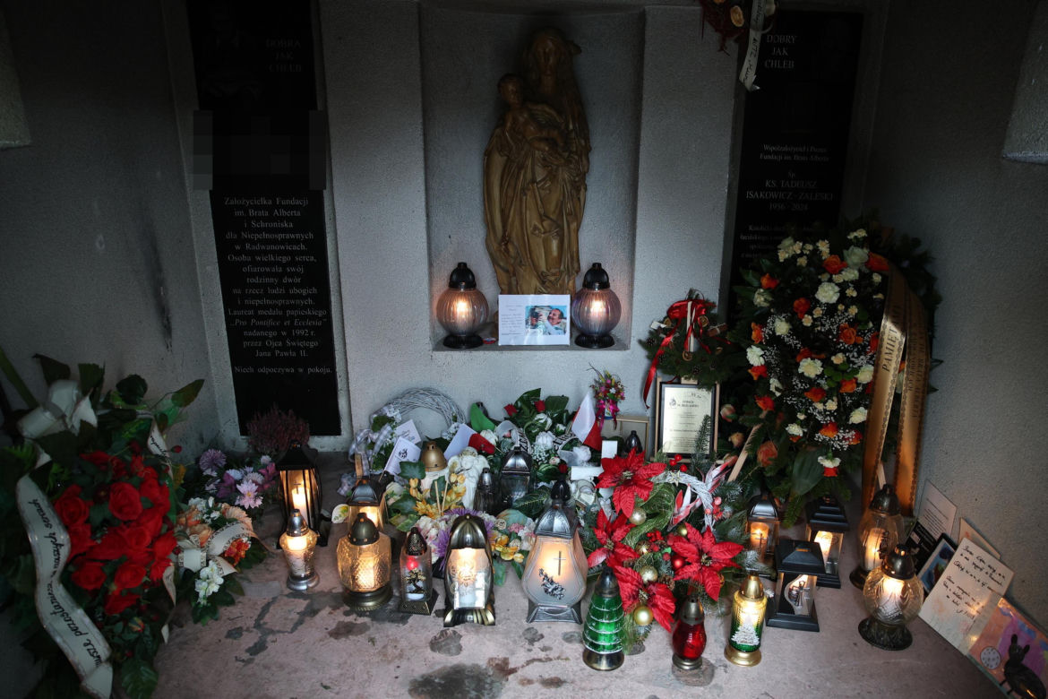Tak wygląda grób ks. Isakowicza-Zaleskiego rok po jego śmierci