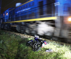 Zderzenie motocyklisty z pociagiem. Ciężko rannego 15-latka zabrał śmigłowiec LPR [ZDJĘCIA]