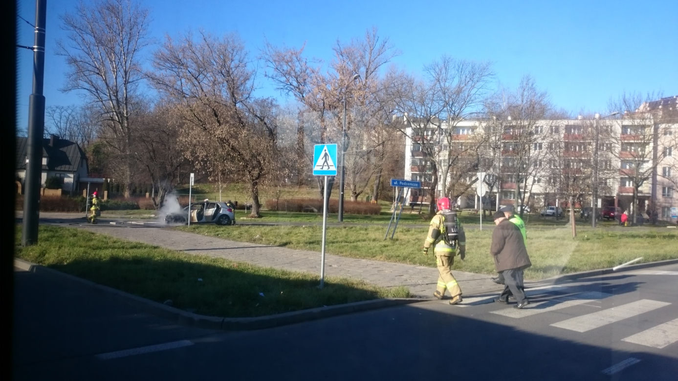 Lublin: POŻAR samochodu na Podzamczu! Auto w płomieniach. DUŻE utrudnienia [ZDJĘCIA]