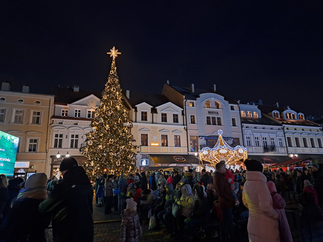 Świąteczne Miasteczko w Rzeszowie. Rynek rozbłysnął milionem światełek!