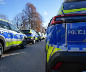Nowe samochody kupiła małopolska policja. Radiowozy już wyjeżdżają na drogi 