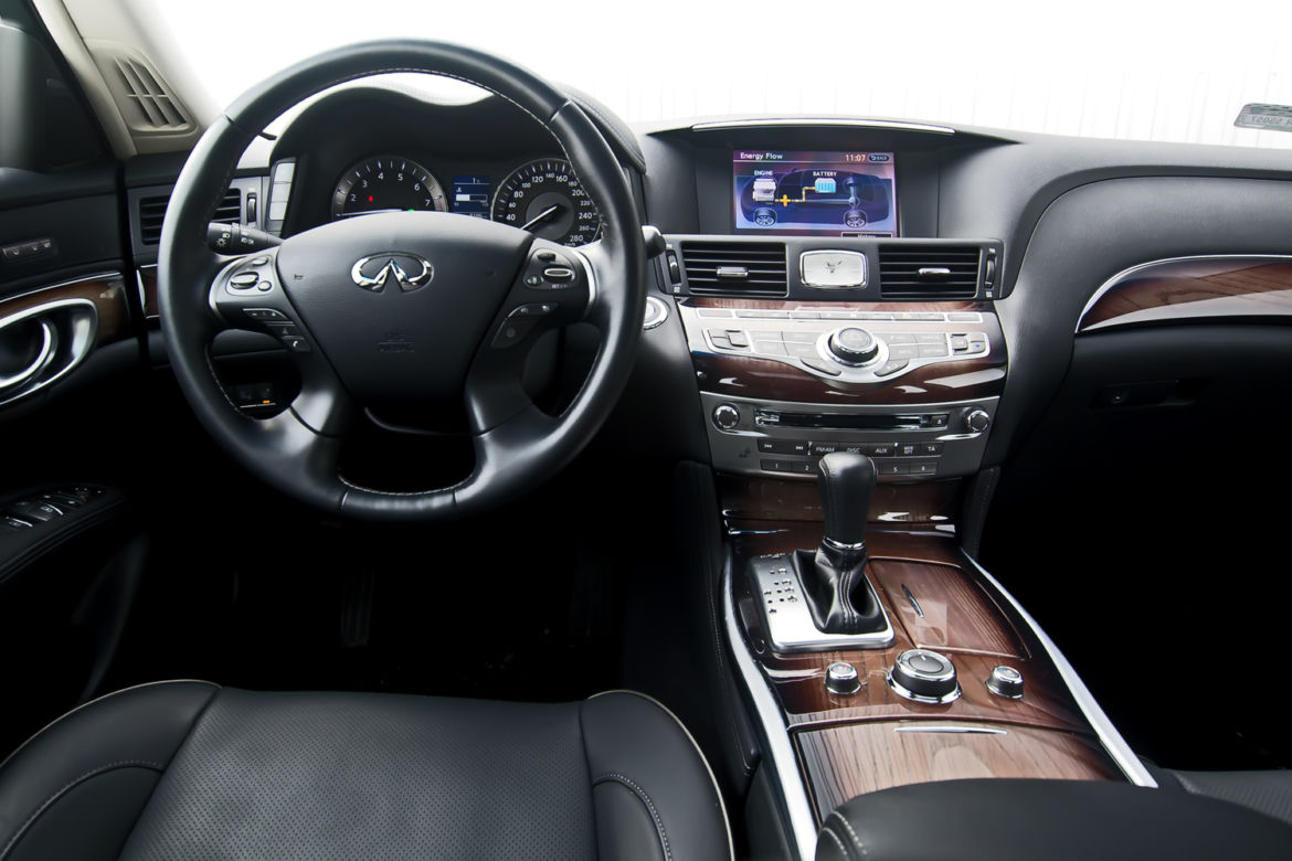 Infiniti Q70h Premium Tech