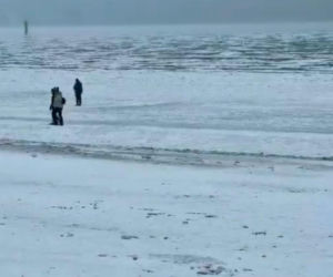 Takie aktywności mogą skończyć się tragedią. Lód nie zawsze jest wystarczająco gruby i stabilny