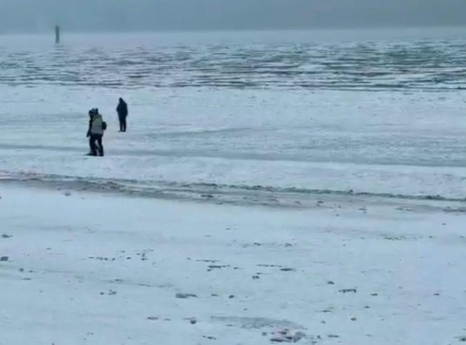 Takie aktywności mogą skończyć się tragedią. Lód nie zawsze jest wystarczająco gruby i stabilny