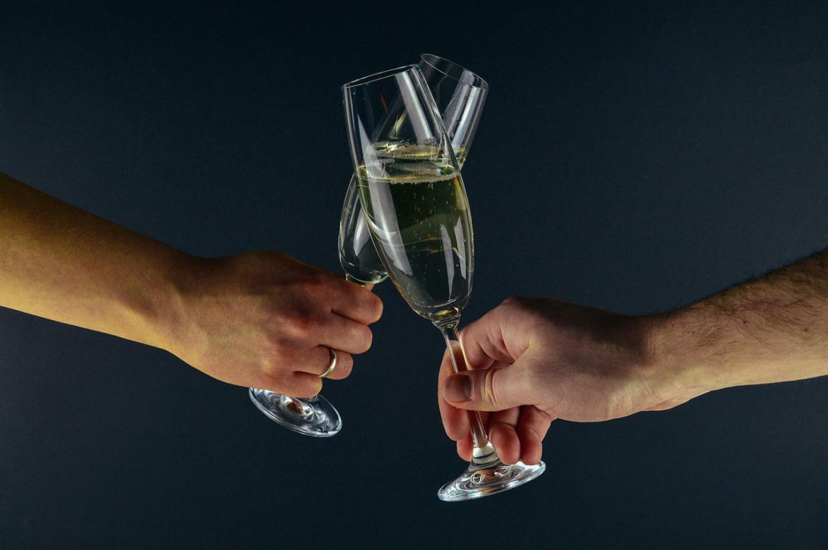 Kartki na Nowy Rok 2025 z życzeniami. Pobierz bezpłatną grafikę i wyślij swoim znajomym 