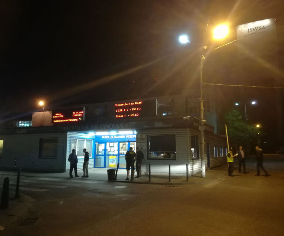 Wciąż nie ma kontaktu z pięcioma uwięzionymi pod ziemią górnikami! Trwa trudna akcja w kopalni Zofiówka