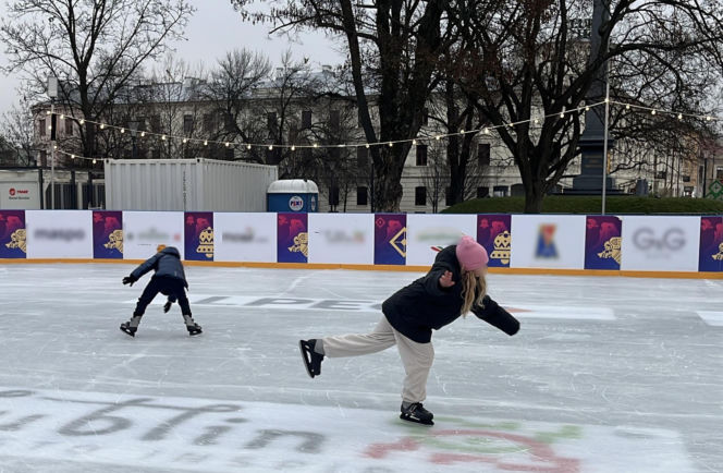 Lodowisko wróciło do centrum Lublina. Plac Litewski znów pełen łyżwiarz