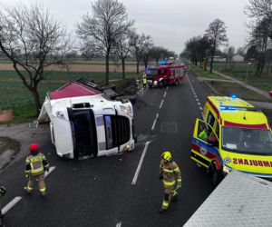 Tir leżący w przydrożnym rowie. Kierujący wysiadł o własnych siłach