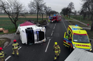 Tir leżący w przydrożnym rowie. Kierujący wysiadł o własnych siłach