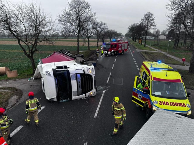 Tir leżący w przydrożnym rowie. Kierujący wysiadł o własnych siłach