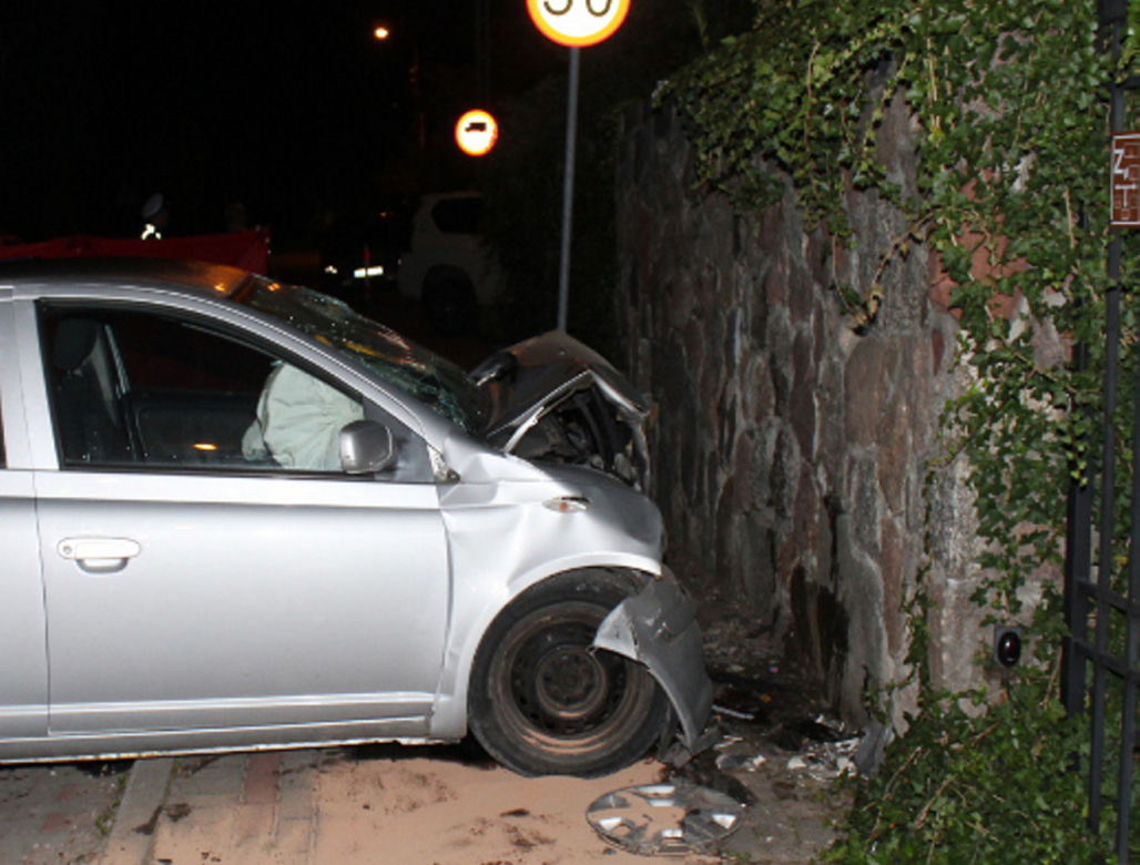 Tragiczna śmierć 50-latka. Wjechał w betonowe ogrodzenie, zginął na miejscu