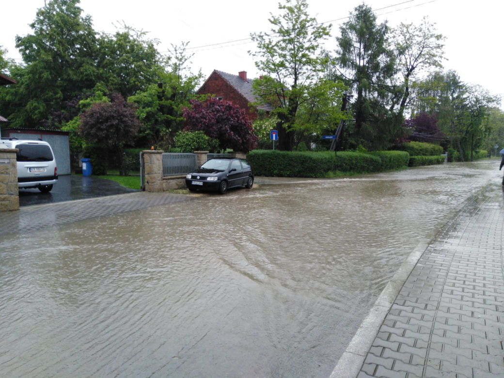 Powódź w krakowskim Bieżanowie: zalane posesje, nieprzejezdne drogi. Walka z żywiołem trwa