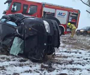 BMW wypadło z drogi i dachowało! Jedna osoba trafiła do szpitala [ZDJĘCIA]